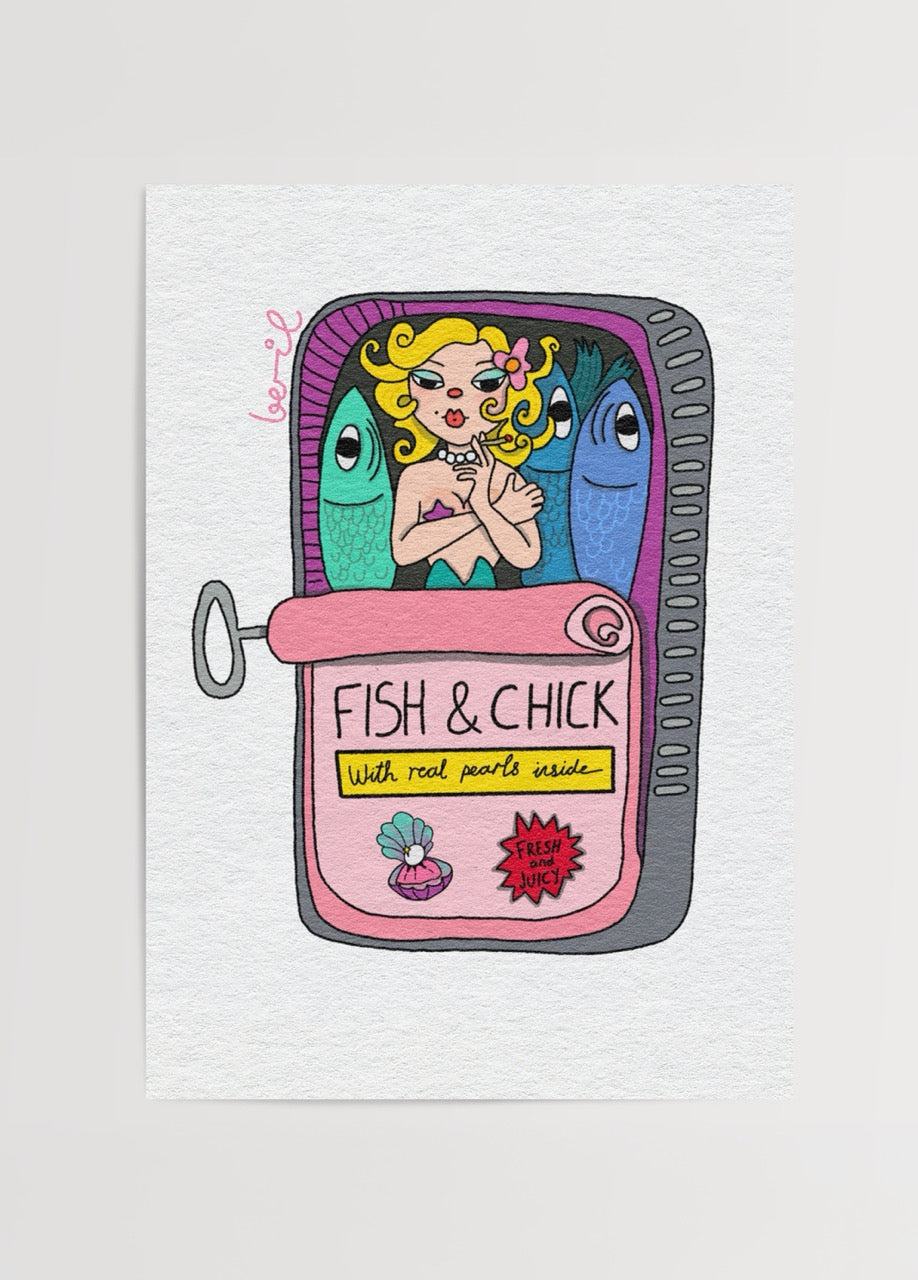 Beril Erdemir’in Fish &amp; Chick adlı, konservede balıklar ve kadın figürüyle tasarlanmış mizahi illüstrasyon posteri.
