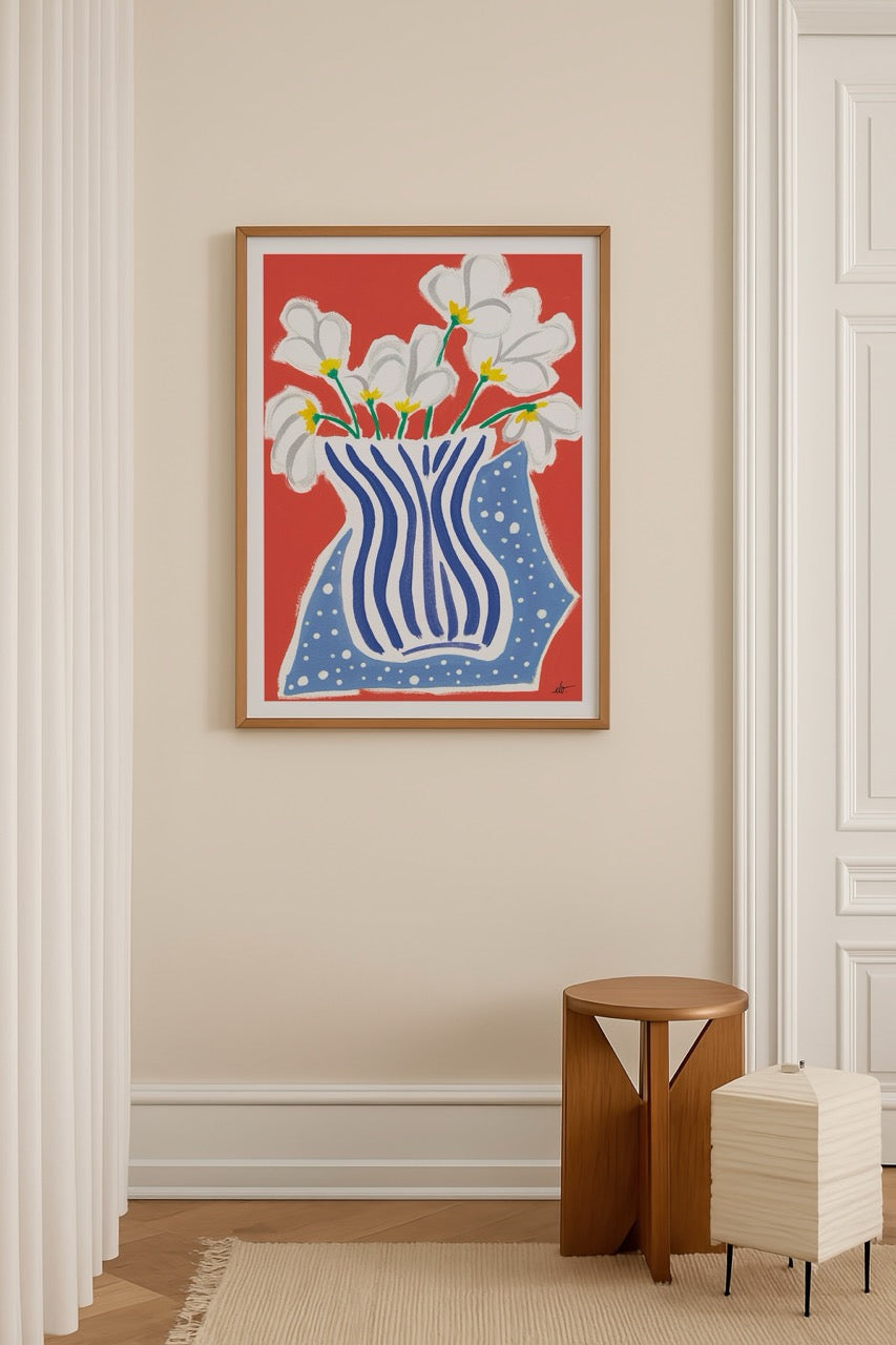 Elif Işık’ın Femmes et Fleurs — Collection d’Automne serisinden Fleurs – Edition d’Automne posteri, kırmızı fon üzerinde mavi vazo ve beyaz çiçek illüstrasyonu.
