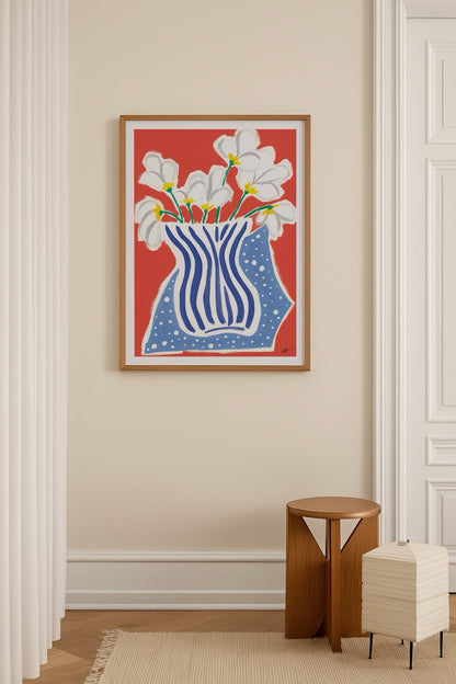 Elif Işık’ın Femmes et Fleurs — Collection d’Automne serisinden Fleurs – Edition d’Automne posteri, kırmızı fon üzerinde mavi vazo ve beyaz çiçek illüstrasyonu.