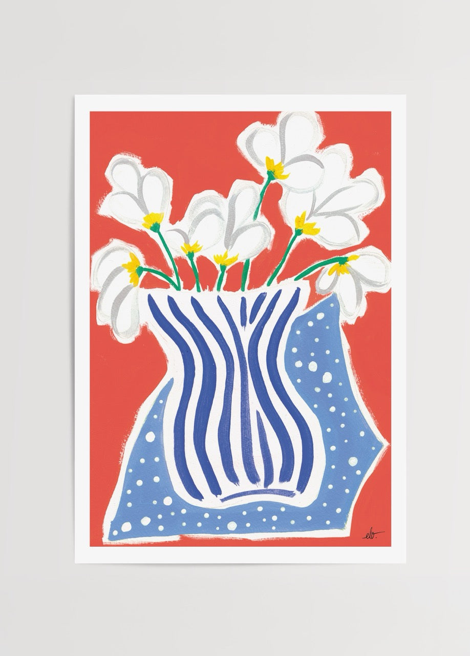 Elif Işık’ın Femmes et Fleurs — Collection d’Automne serisinden Fleurs – Edition d’Automne posteri, kırmızı fon üzerinde mavi vazo ve beyaz çiçek illüstrasyonu.
