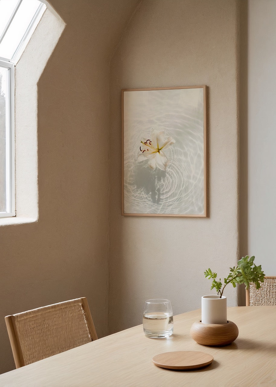 Suyun üzerinde yüzen beyaz çiçek ve dalga yansımalarıyla minimal doğa temalı duvar posteri.