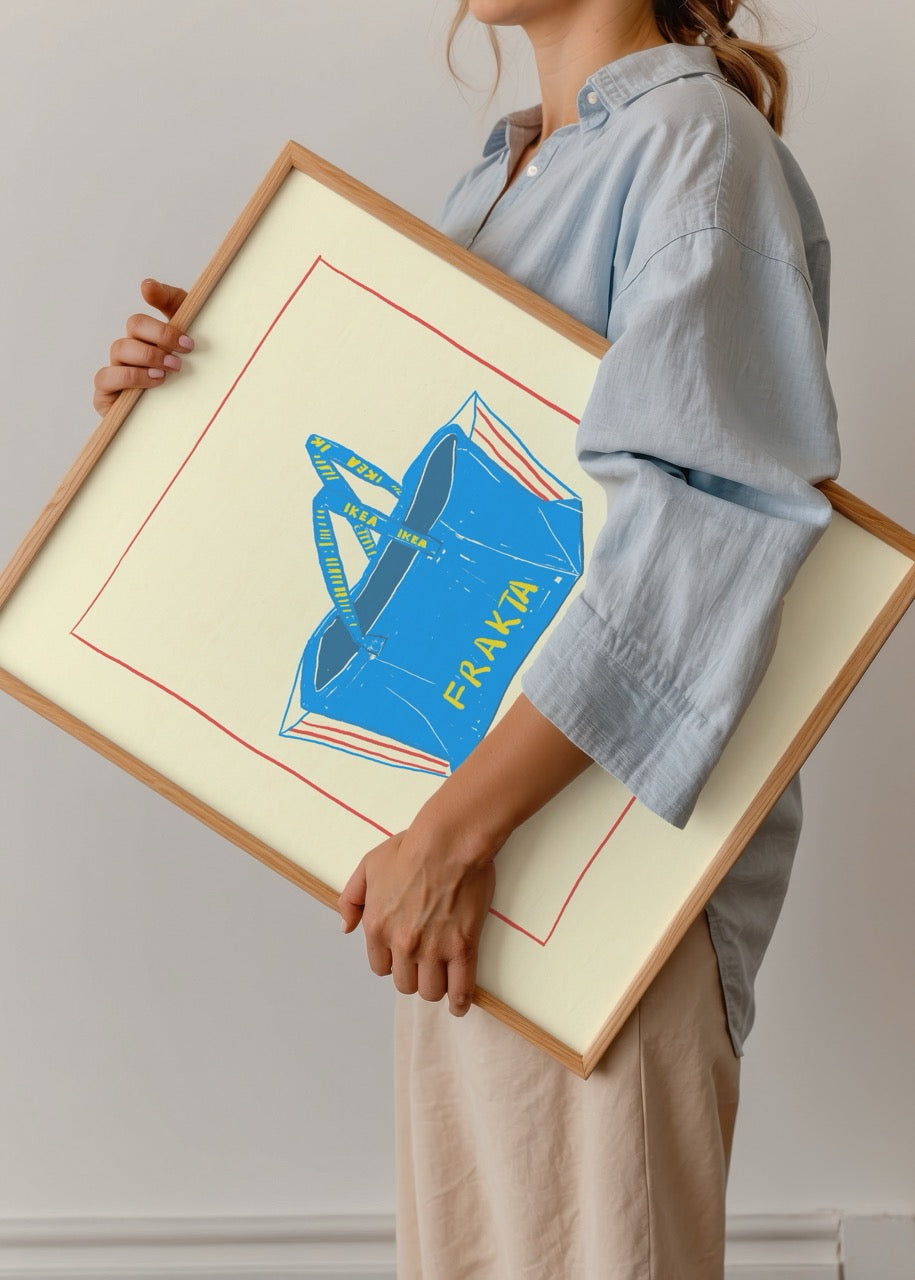 Fulya Genç imzalı Frakta Bag posteri, mavi IKEA çantası illüstrasyonu ile modern ve eğlenceli sanat baskısı.