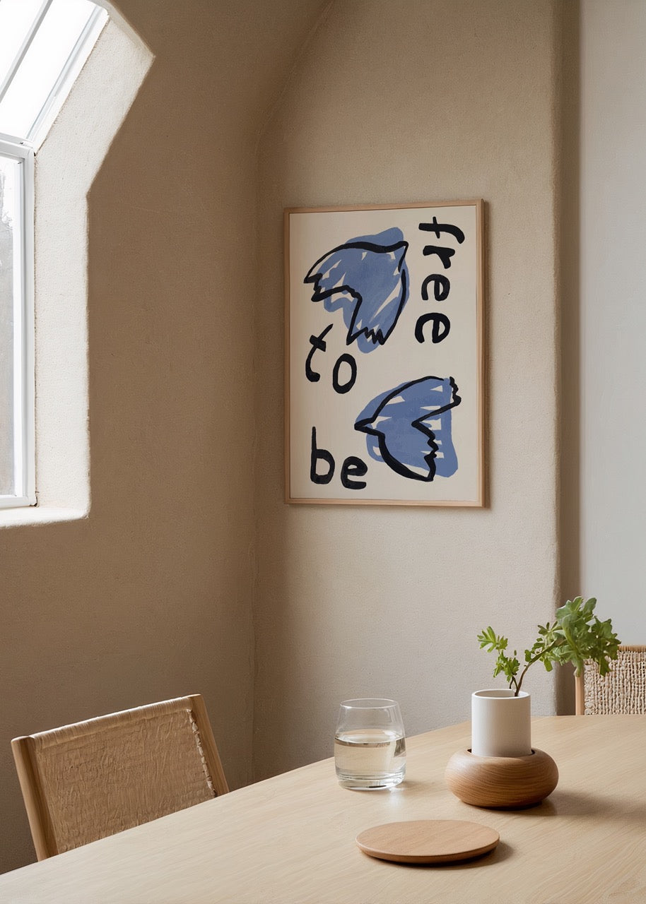 Free to be yazılı soyut yüz çizimi içeren mavi tonlu minimal sanat poster baskı.