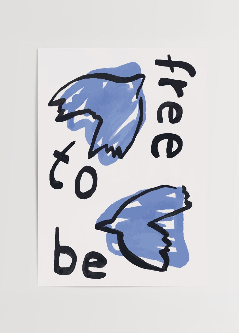 Free to be yazılı soyut yüz çizimi içeren mavi tonlu minimal sanat poster baskı.
