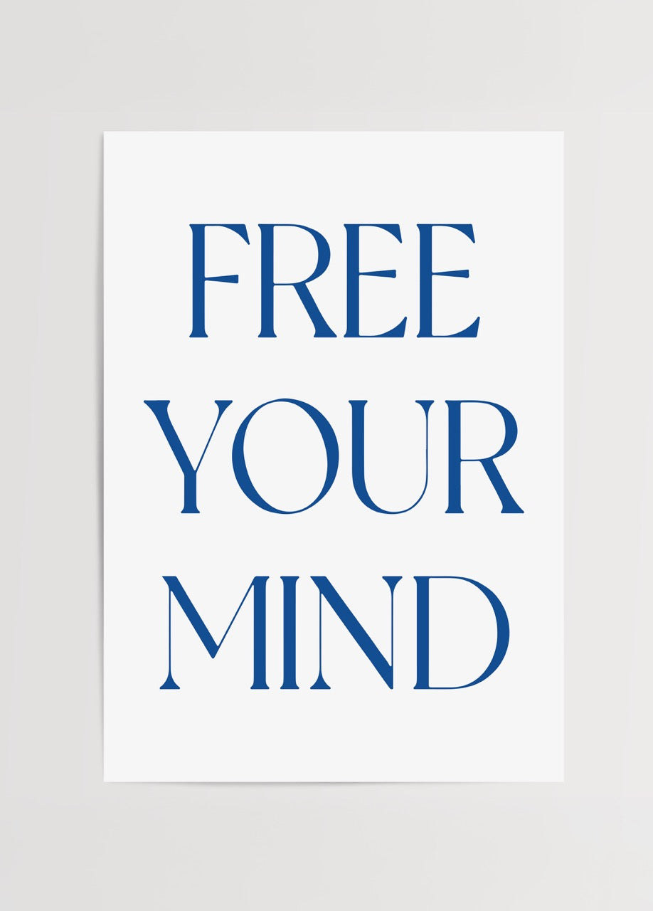Beyaz zemin üzerinde mavi tipografiyle “Free Your Mind” yazılı minimalist poster