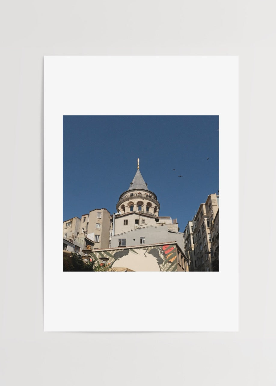 Merve Kurt tarafından çekilmiş mavi gökyüzü altında Galata Kulesi şehir fotoğrafı.