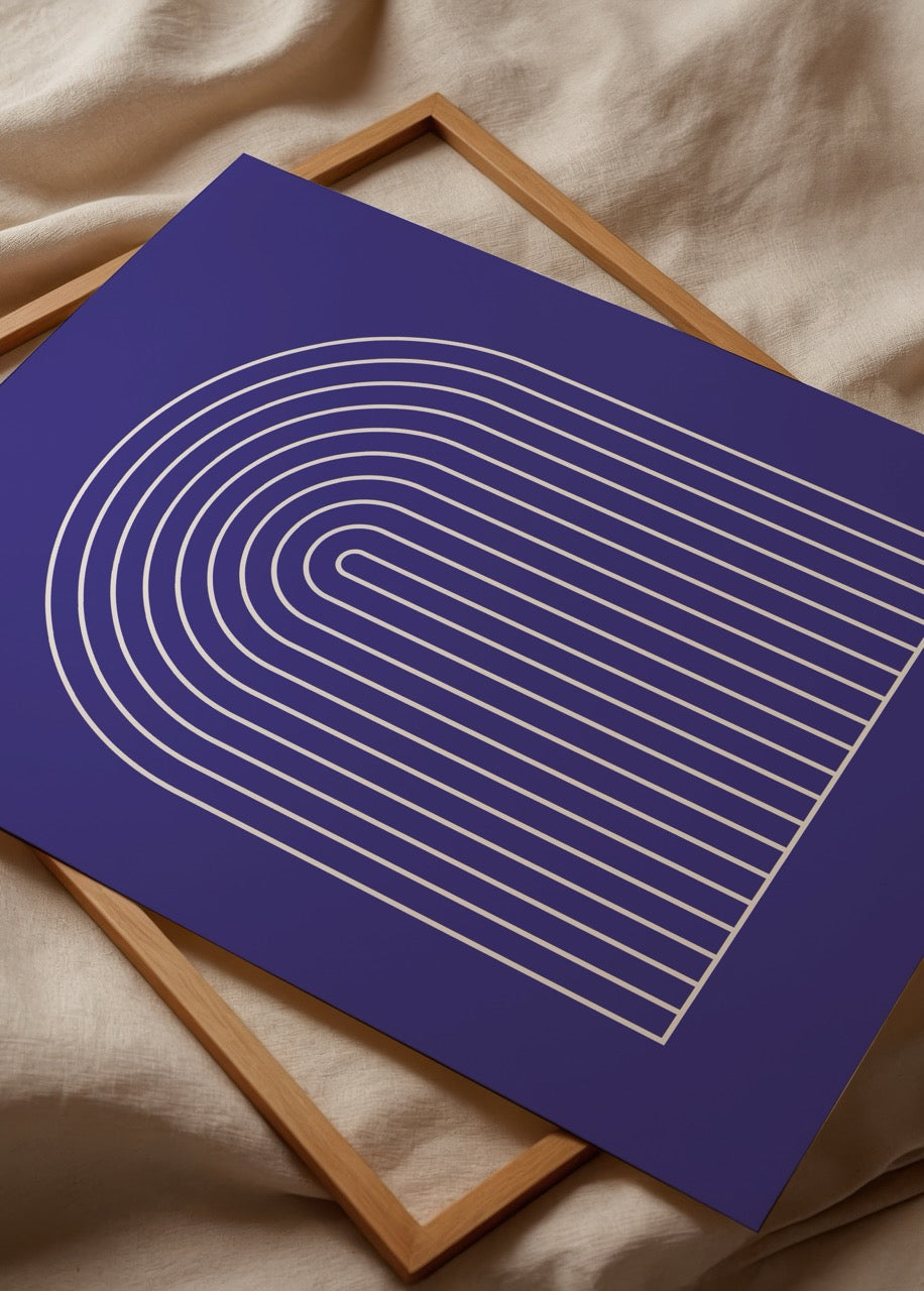 Geometric Arch posteri, koyu mavi zemin üzerine beyaz çizgilerle minimalist kemer deseni