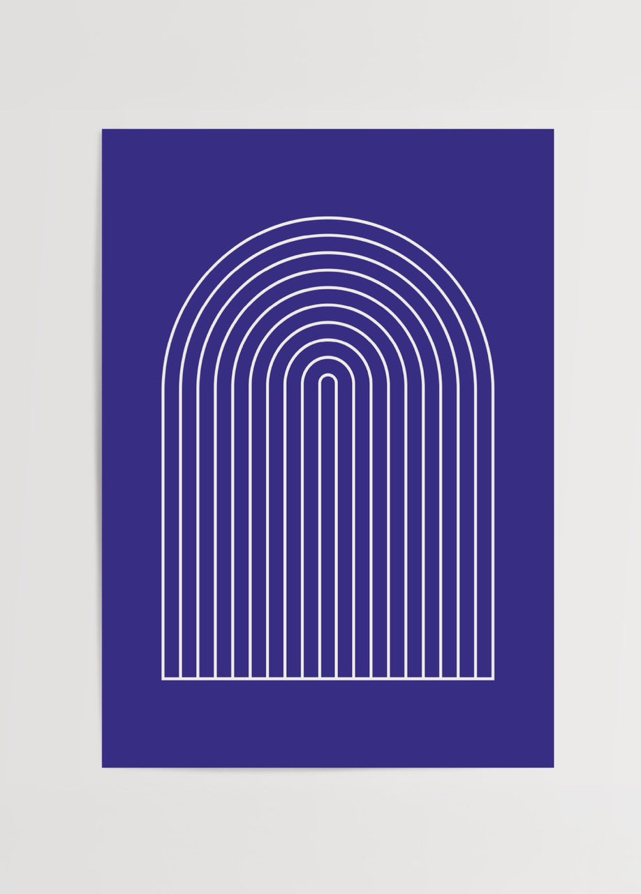 Geometric Arch posteri, koyu mavi zemin üzerine beyaz çizgilerle minimalist kemer deseni