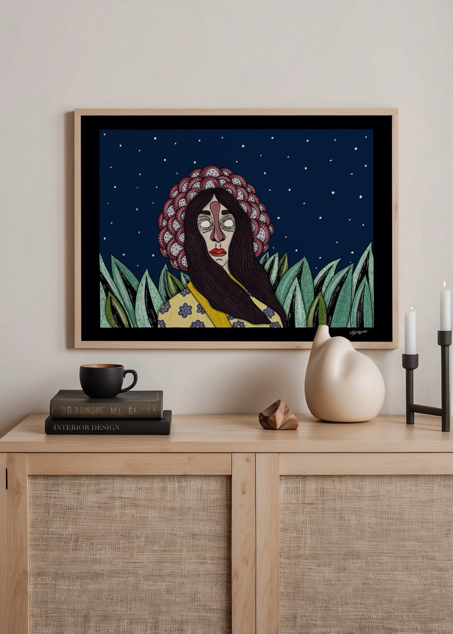 Gece fonu önünde, yapraklar arasında duran, desenli başlığı ve boş bakışlarıyla gizemli bir kadın figürünün yer aldığı renkli illüstrasyon.
