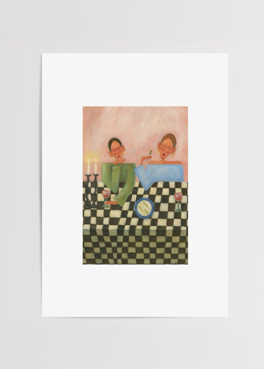 Nida Büyük imzalı Girls Night posteri, dama desenli masa ve mum ışığıyla iki kadının dostluk dolu akşamını anlatan modern sanat baskısı.