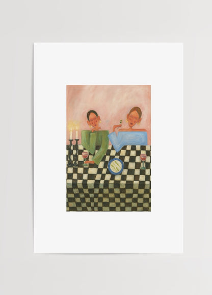 Nida Büyük imzalı Girls Night posteri, dama desenli masa ve mum ışığıyla iki kadının dostluk dolu akşamını anlatan modern sanat baskısı.