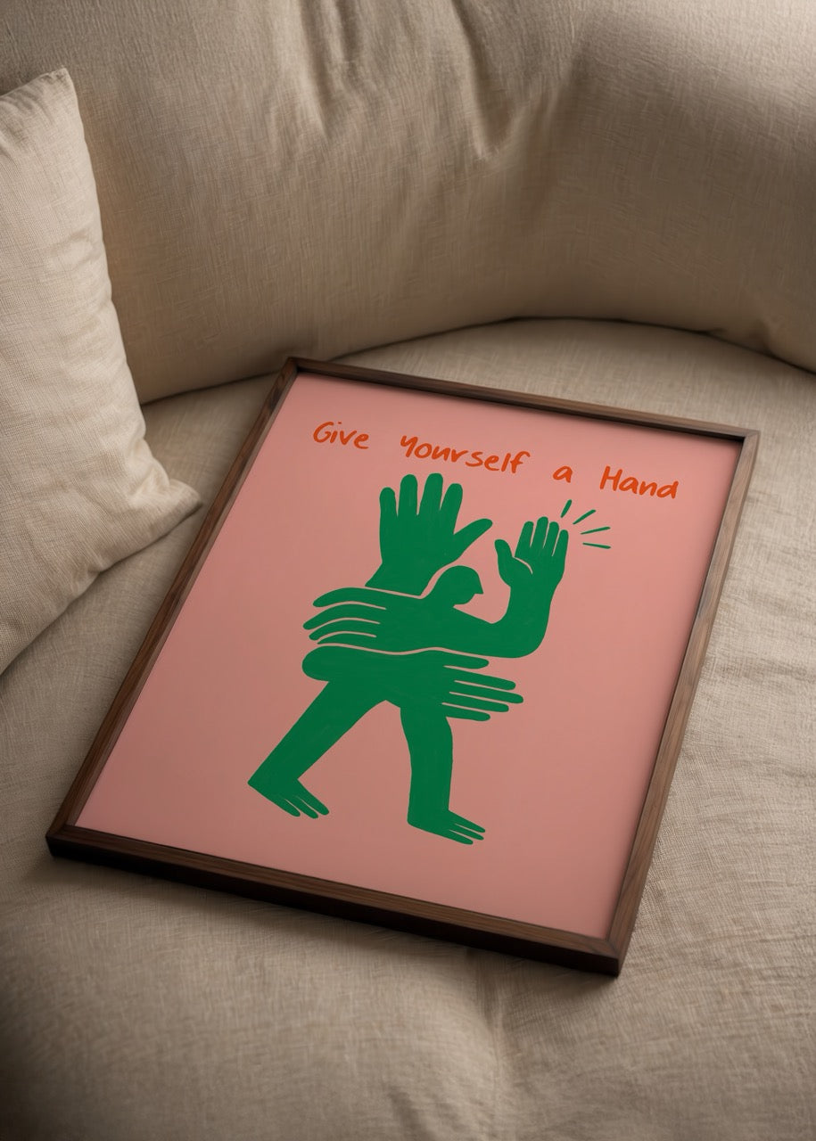Thola Studio’nun Give Yourself a Hand posteri, pembe fon üzerine yeşil illüstrasyon ve tipografik mizahi mesajıyla modern dekoratif sanat baskısı.