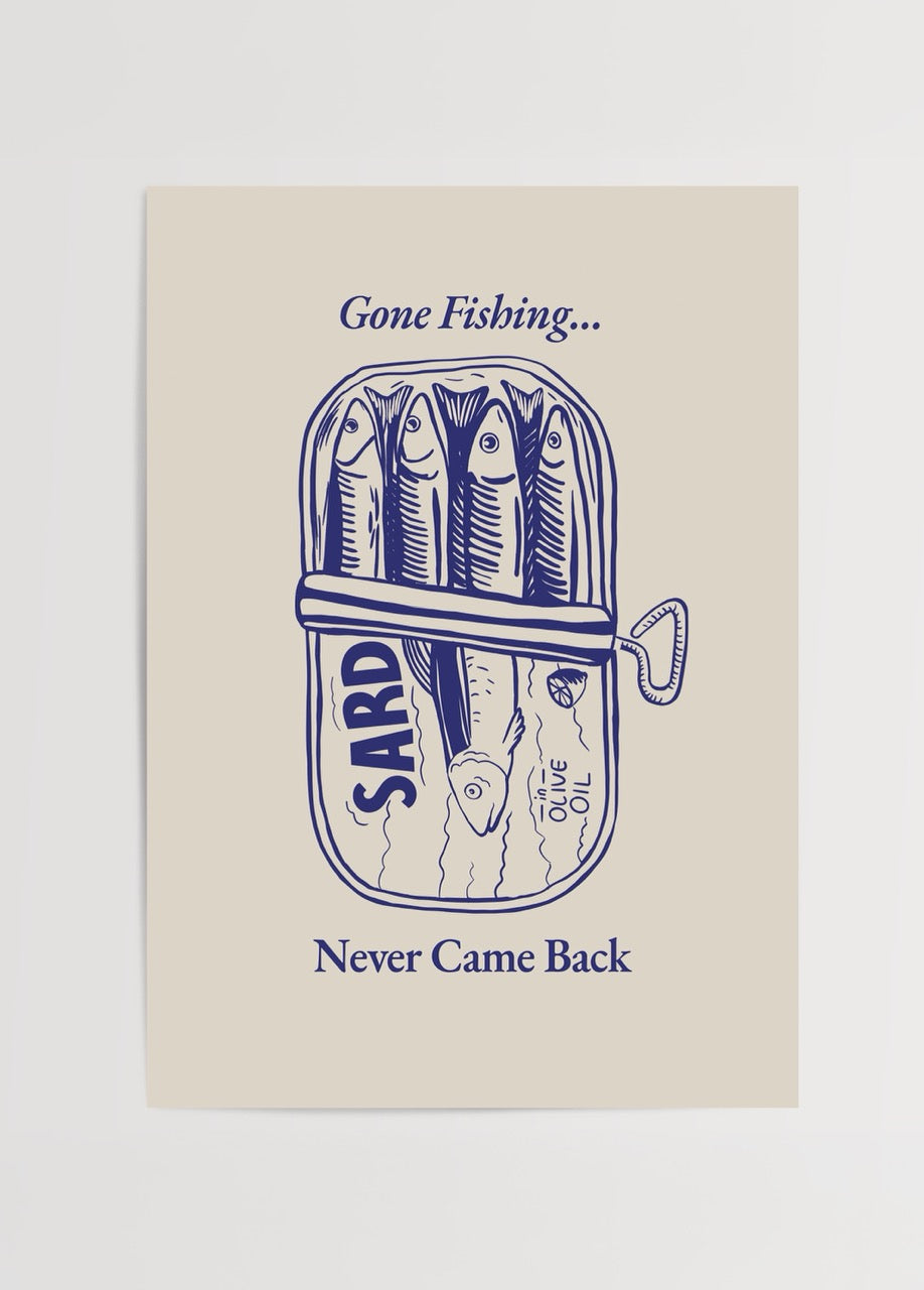 Elif Bilgin’in Gone Fishing Never Came Back posteri, sardalya konservesi illüstrasyonu ile mizahi modern duvar dekoru.