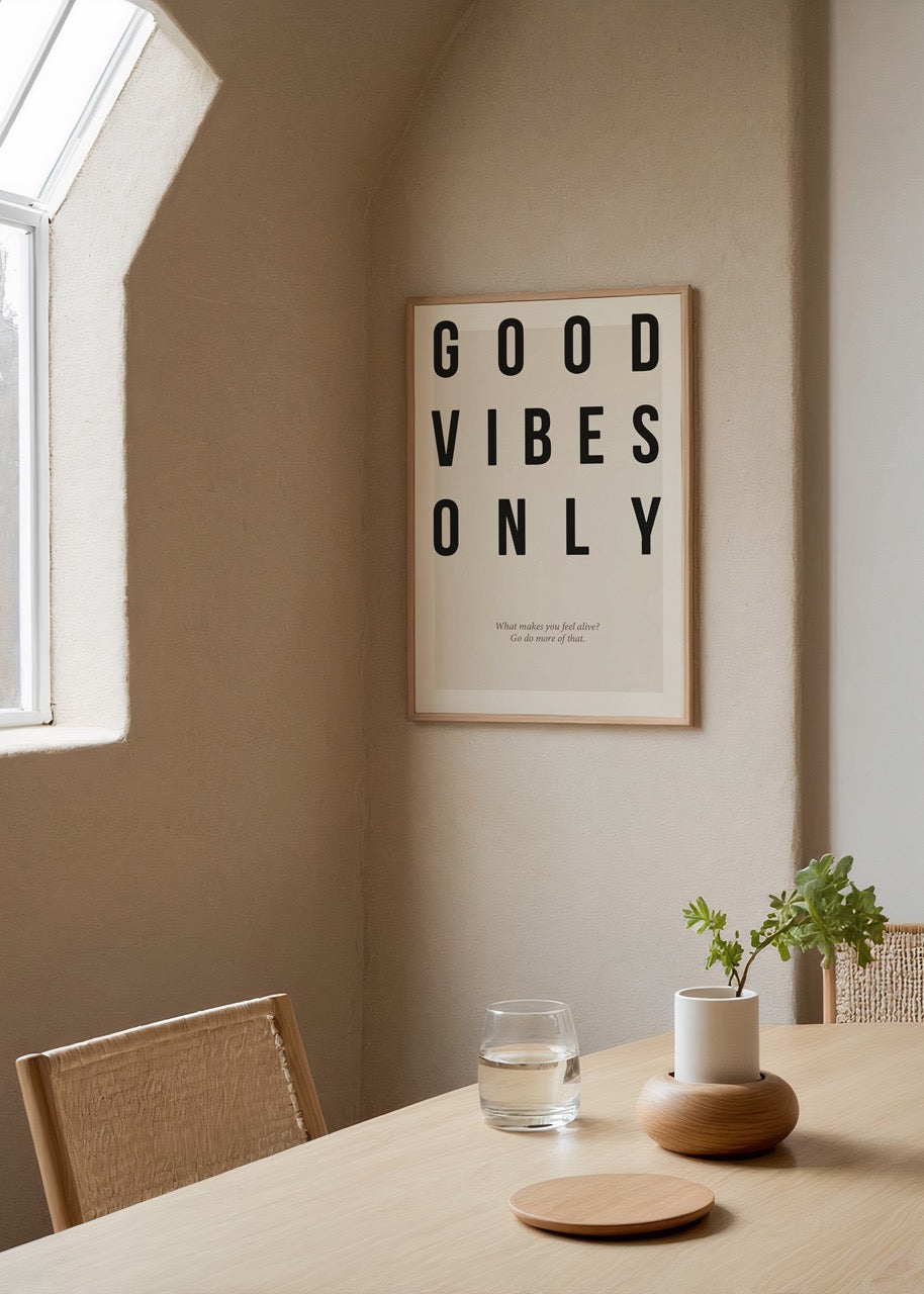 Minimalist tasarımlı Good Vibes Only tipografi posteri, siyah yazılar ve açık gri arka plan ile modern dekorasyona uyumlu