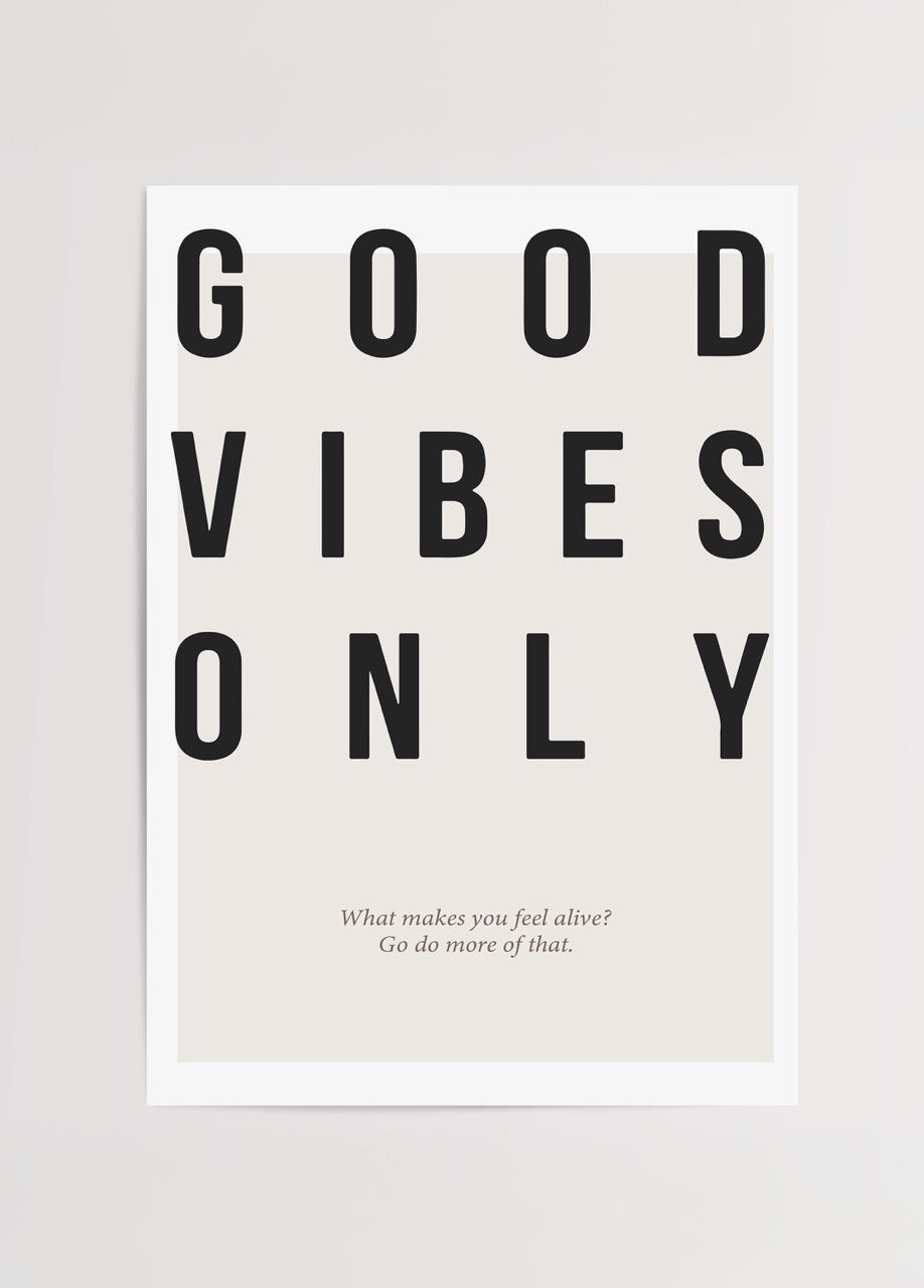 Minimalist tasarımlı Good Vibes Only tipografi posteri, siyah yazılar ve açık gri arka plan ile modern dekorasyona uyumlu