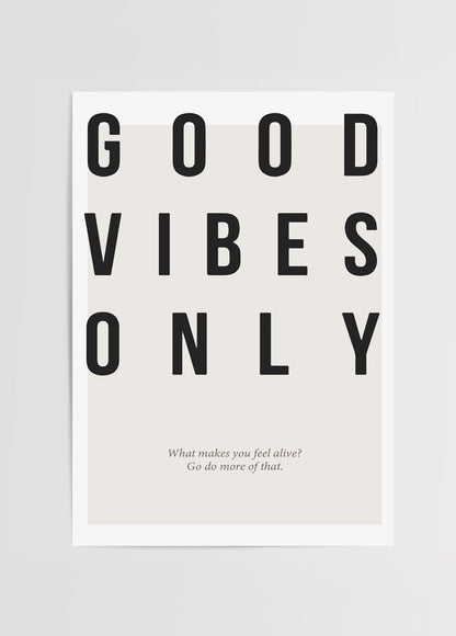Minimalist tasarımlı Good Vibes Only tipografi posteri, siyah yazılar ve açık gri arka plan ile modern dekorasyona uyumlu