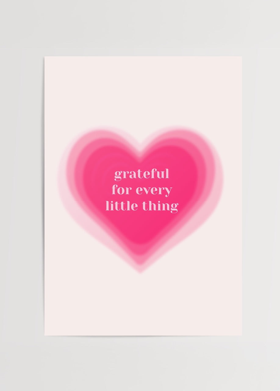 “Grateful for every little thing” yazılı, pembe kalp katmanlarıyla tasarlanmış pozitiflik temalı pastel poster