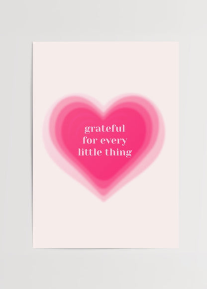 “Grateful for every little thing” yazılı, pembe kalp katmanlarıyla tasarlanmış pozitiflik temalı pastel poster