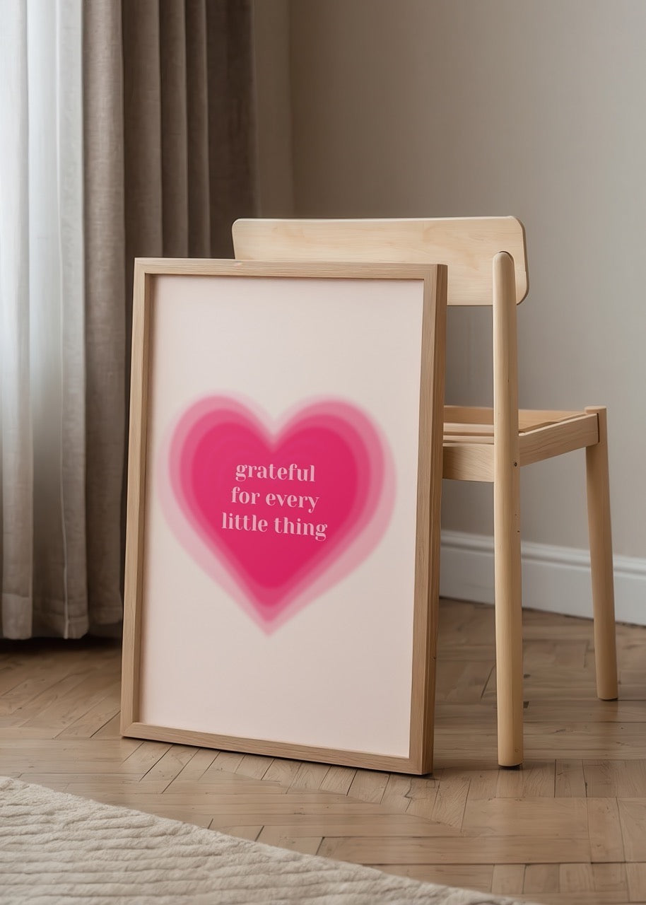 “Grateful for every little thing” yazılı, pembe kalp katmanlarıyla tasarlanmış pozitiflik temalı pastel poster