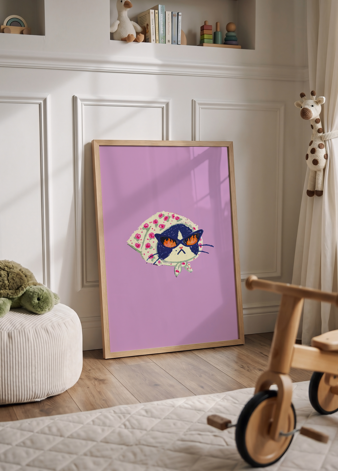 Lila zemin üzerinde çiçek desenli fular ve güneş gözlüğü takan somurtkan kedi illüstrasyonunu gösteren modern çocuk odası posteri.