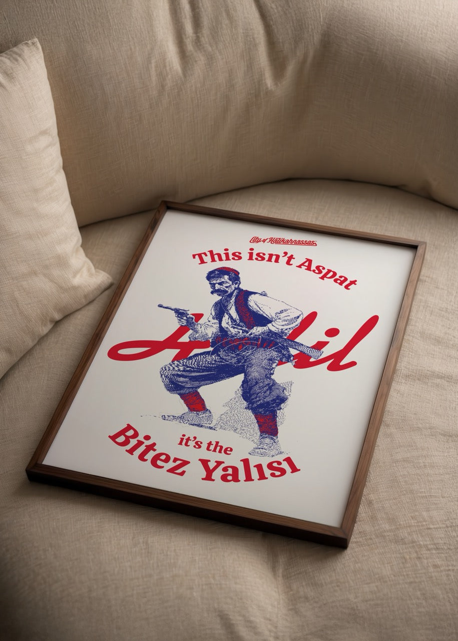 Başka Bodrum’un Halil Posteri, folklorik Bodrum kültürü ve Ege ruhunu yansıtan kırmızı, mavi ve beyaz tonlarda modern tasarım poster.