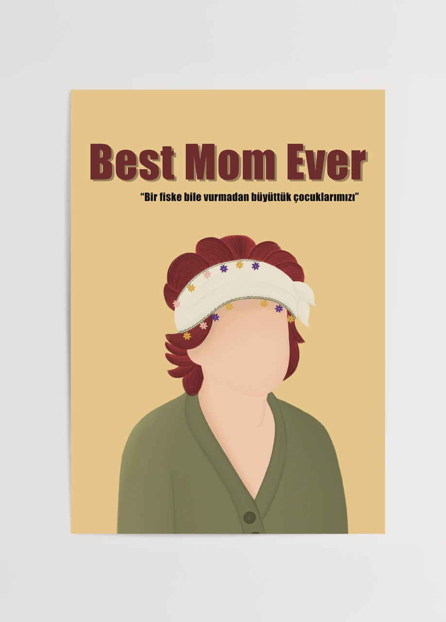 Özge Özcan Hayriye Hanım posteri; Best Mom Ever yazılı nostaljik anne figürü illüstrasyonu.