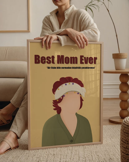 Özge Özcan Hayriye Hanım posteri; Best Mom Ever yazılı nostaljik anne figürü illüstrasyonu.