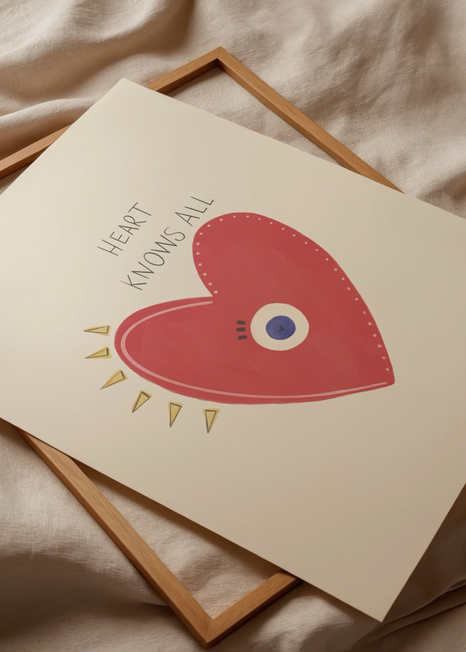 Ortada tek bir gözle betimlenmiş kırmızı bir kalp figürü ve üzerinde “Heart Knows All” yazısı bulunan minimal illüstrasyon.