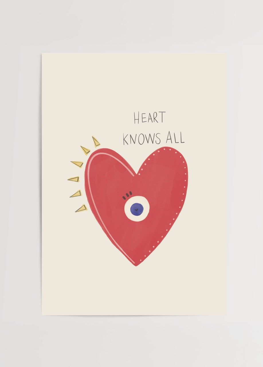Ortada tek bir gözle betimlenmiş kırmızı bir kalp figürü ve üzerinde “Heart Knows All” yazısı bulunan minimal illüstrasyon.