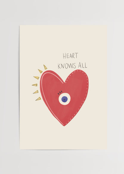 Ortada tek bir gözle betimlenmiş kırmızı bir kalp figürü ve üzerinde “Heart Knows All” yazısı bulunan minimal illüstrasyon.