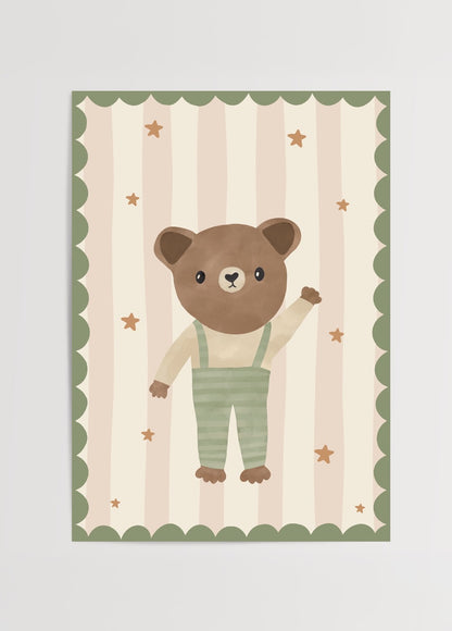 Nergis Sabancı imzalı Hello Teddy posteri, pastel tonlarda selam veren sevimli ayıcık illüstrasyonu ve yeşil çerçeveli tasarımıyla çocuk odası dekoru için ideal poster.