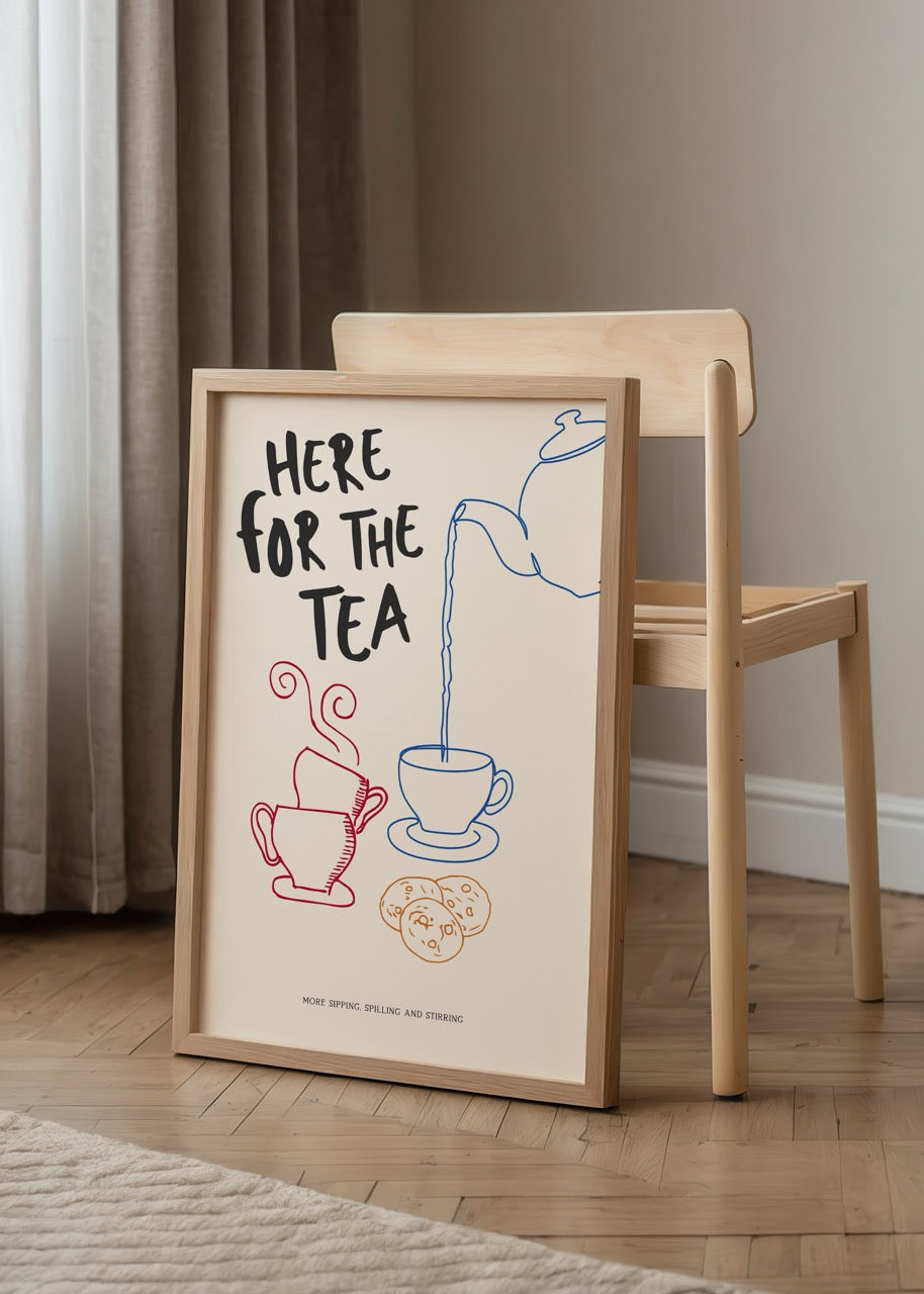 Çaydanlık, çay fincanları ve kurabiye çizimleriyle renkli çizimlerden oluşan “Here for the Tea” yazılı modern mutfak posteri.