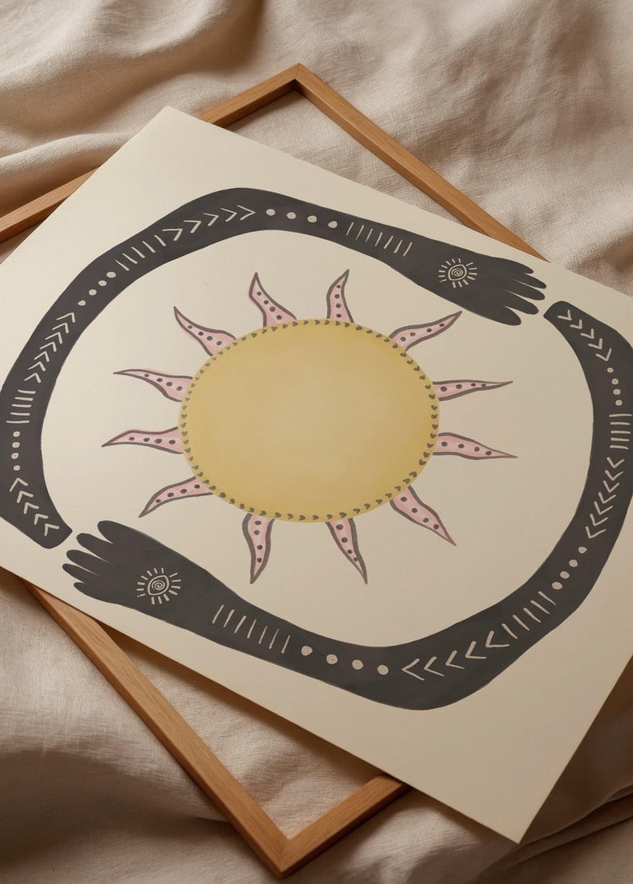 Ortada yumuşak sarı bir güneşi çevreleyen, desenli siyah kollarla oluşturulmuş dairesel ve sembolik illüstrasyon.