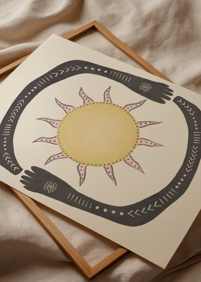 Ortada yumuşak sarı bir güneşi çevreleyen, desenli siyah kollarla oluşturulmuş dairesel ve sembolik illüstrasyon.