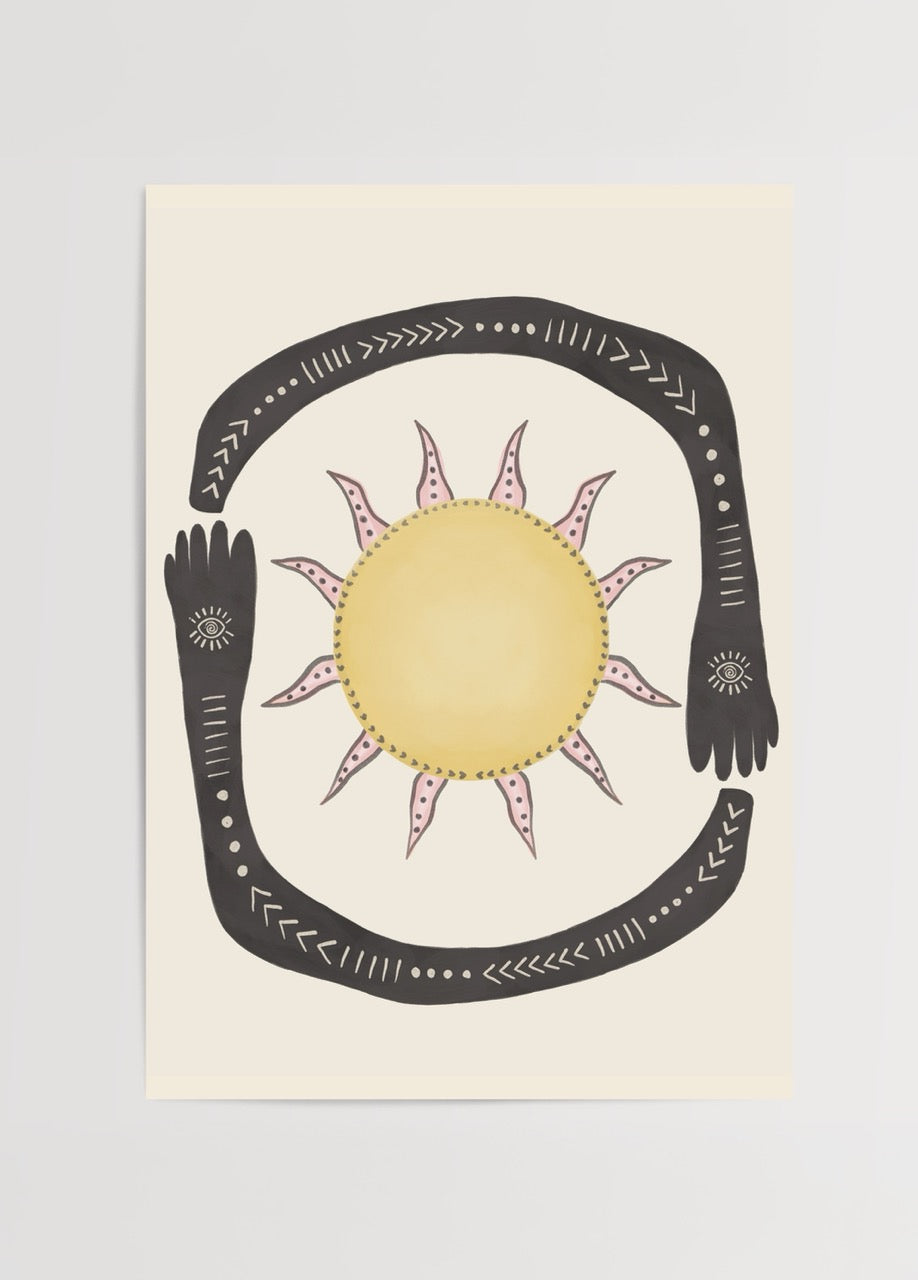 Ortada yumuşak sarı bir güneşi çevreleyen, desenli siyah kollarla oluşturulmuş dairesel ve sembolik illüstrasyon.