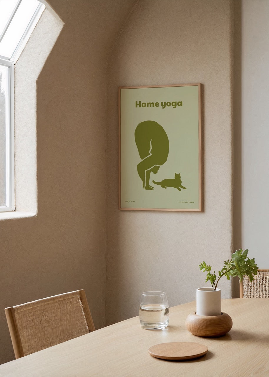 Açık yeşil zemin üzerine zeytin yeşili yoga yapan kadın ve yanında yatan bir kedi figürüyle minimalist poster tasarımı