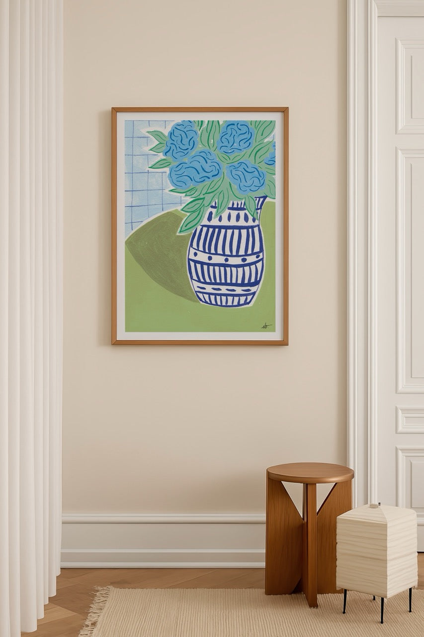 Elif Işık’ın Femmes et Fleurs — Collection d’Automne serisinden Hortensias Bleus – Edition d’Automne posteri, çizgili vazo içinde mavi ortancalar illüstrasyonu.
