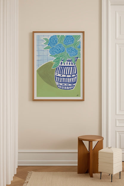 Elif Işık’ın Femmes et Fleurs — Collection d’Automne serisinden Hortensias Bleus – Edition d’Automne posteri, çizgili vazo içinde mavi ortancalar illüstrasyonu.
