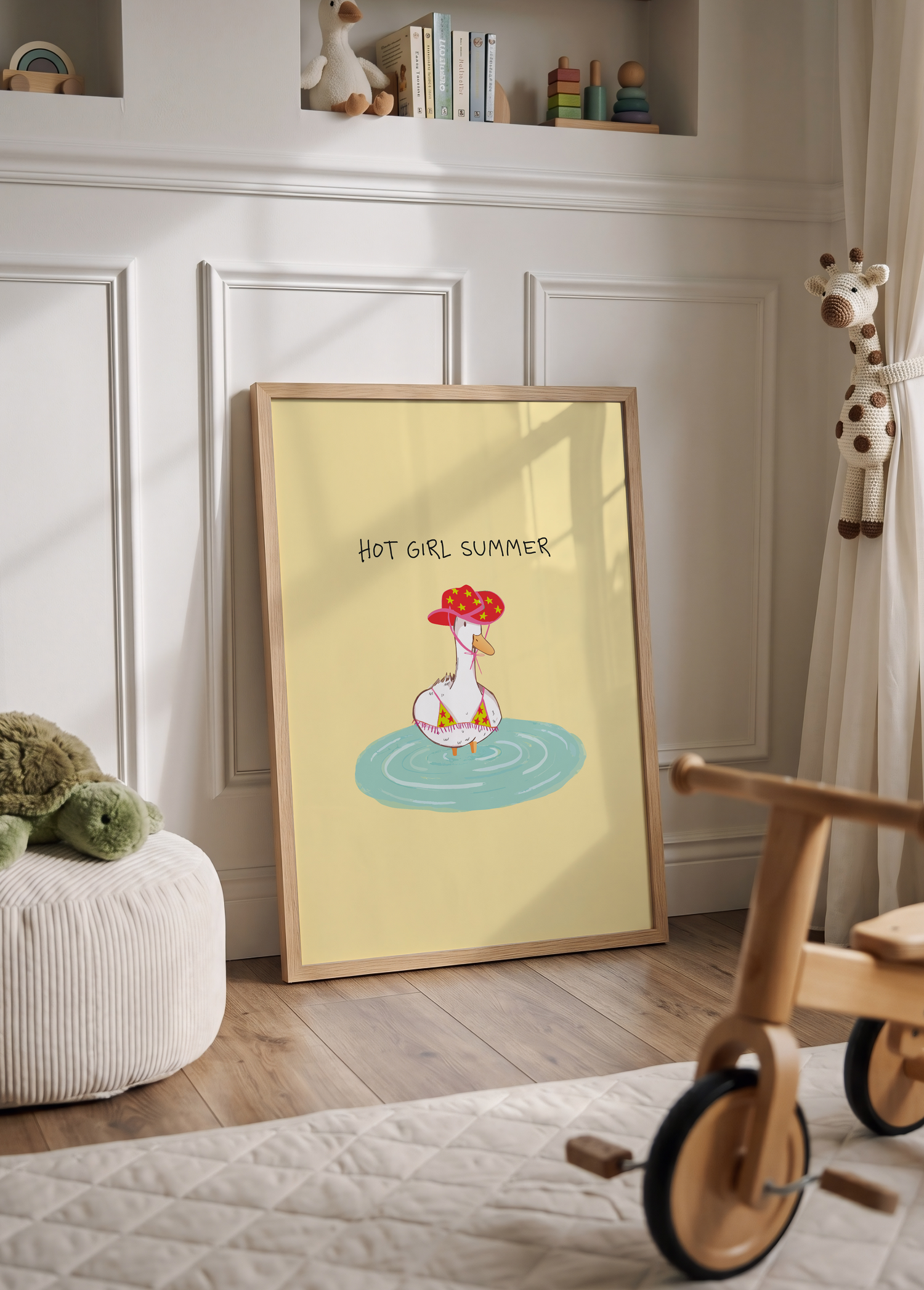 Açık sarı zemin üzerinde kovboy şapkası ve yıldız desenli bikini giyerek suda duran sevimli kazı gösteren Yaren Karaman illüstrasyon posteri.