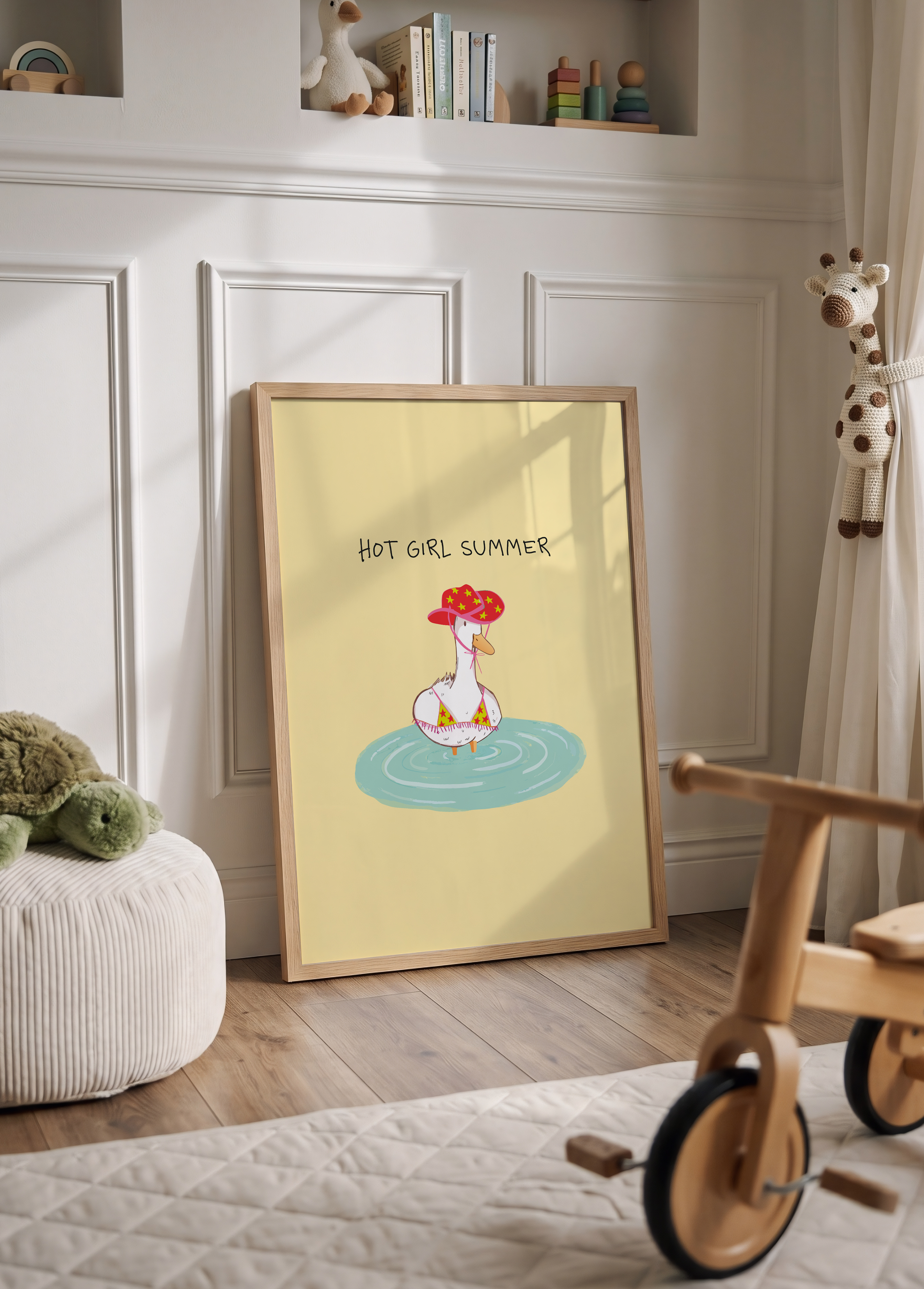 Açık sarı zemin üzerinde kovboy şapkası ve yıldız desenli bikini giyerek suda duran sevimli kazı gösteren Yaren Karaman illüstrasyon posteri.