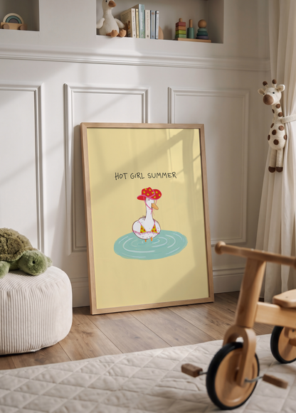Açık sarı zemin üzerinde kovboy şapkası ve yıldız desenli bikini giyerek suda duran sevimli kazı gösteren Yaren Karaman illüstrasyon posteri.