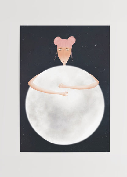 Nergis Sabancı imzalı Hug the Moon posteri; yıldızlı gecede dev ayı kucaklayan figürüyle mistik ve rüya dolu bir illüstrasyon.