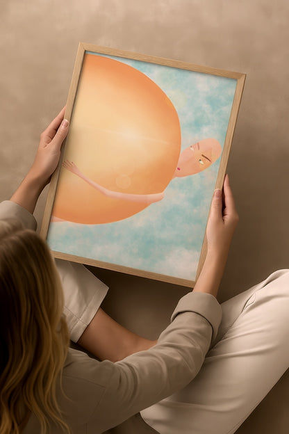 Nergis Sabancı imzalı Hug the Sun posteri; dev güneşi kucaklayan figürün yer aldığı sıcak ve huzurlu soyut illüstrasyon.