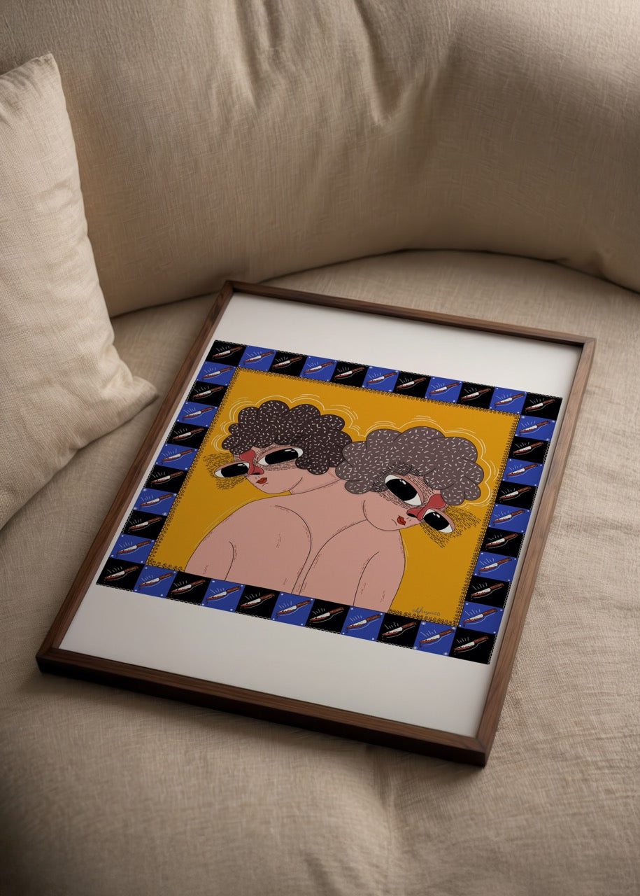 Sarı zemin üzerinde, sırt sırta duran iki figürün büyük gözler ve desenli saçlarla betimlendiği, çevresi motifli çerçeveyle sarılı illüstrasyon.