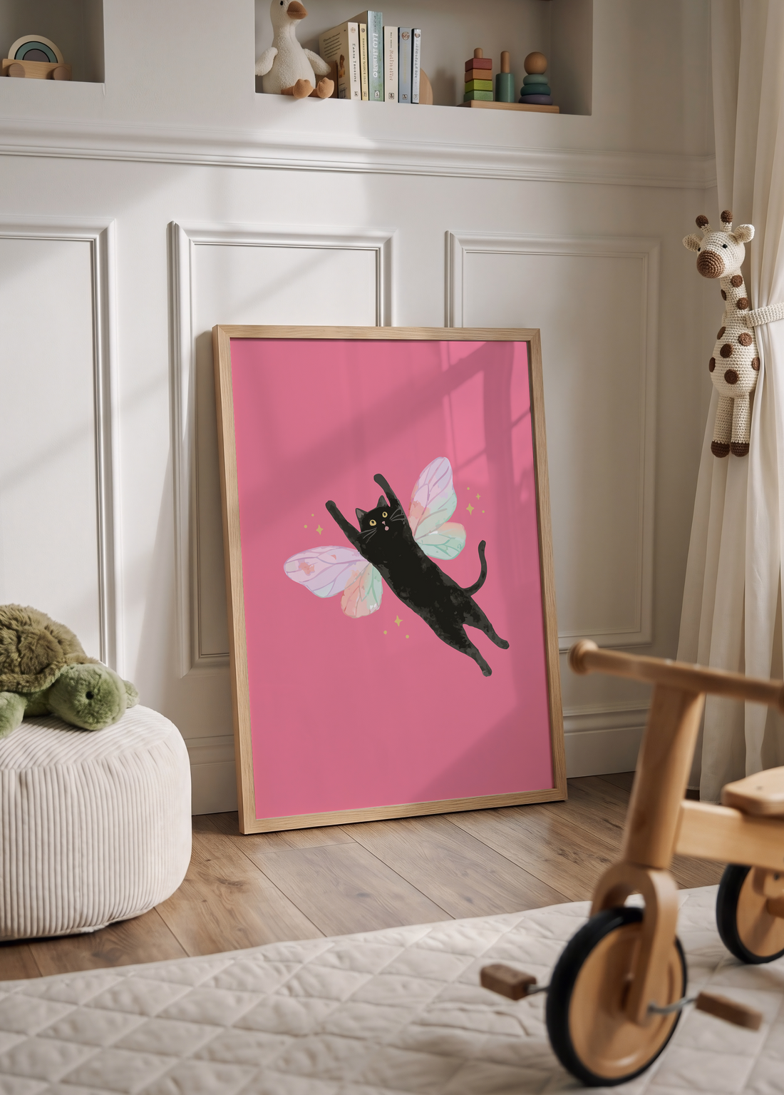 Pembe arka plan üzerinde pastel kelebek kanatlarıyla havalanmaya çalışan siyah kediyi gösteren Yaren Karaman illüstrasyon posteri.