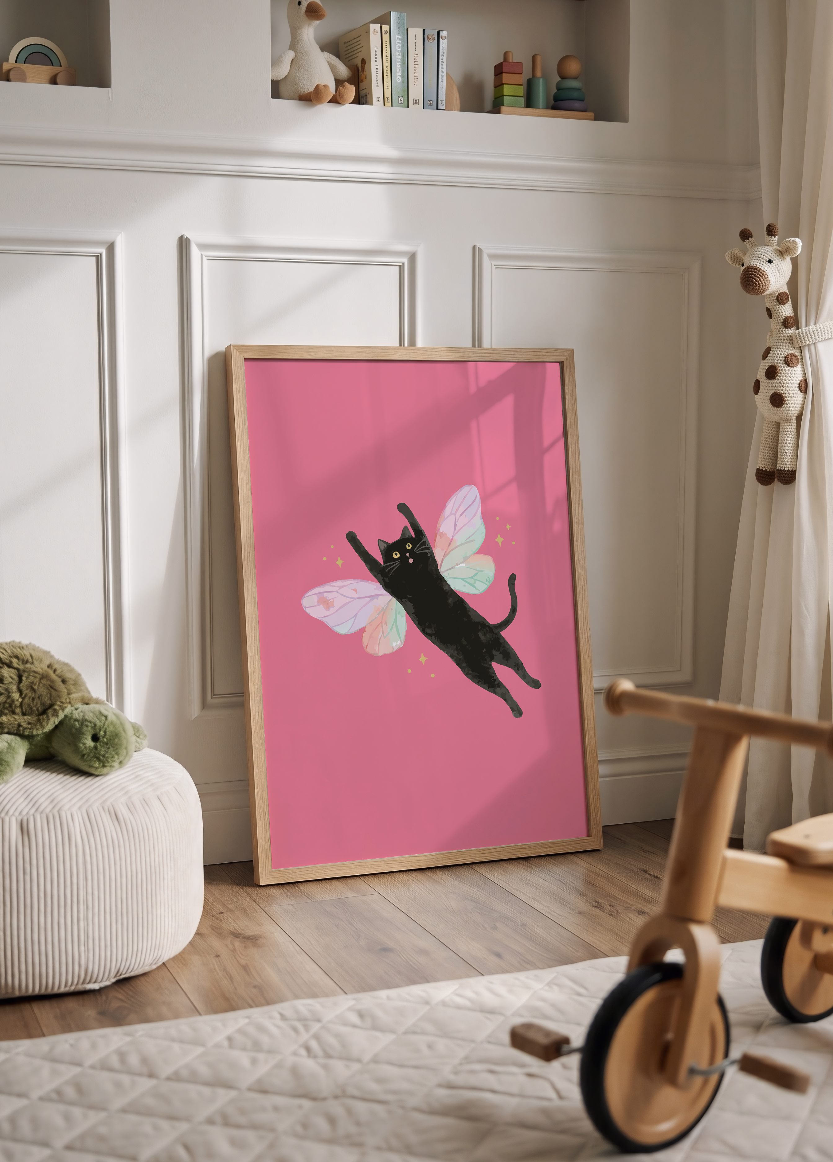 Pembe arka plan üzerinde pastel kelebek kanatlarıyla havalanmaya çalışan siyah kediyi gösteren Yaren Karaman illüstrasyon posteri.