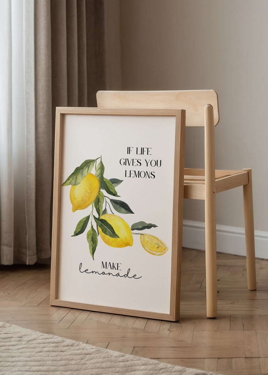 Suluboya limon illüstrasyonlarıyla tasarlanmış “If life gives you lemons, make lemonade” yazılı motive edici poster.