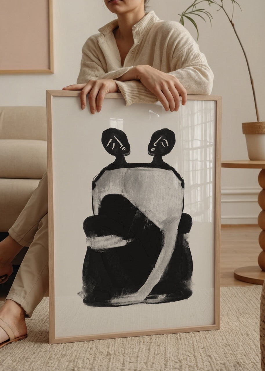 Siyah ve beyaz fırça darbeleriyle oluşturulmuş iki figürden oluşan soyut poster