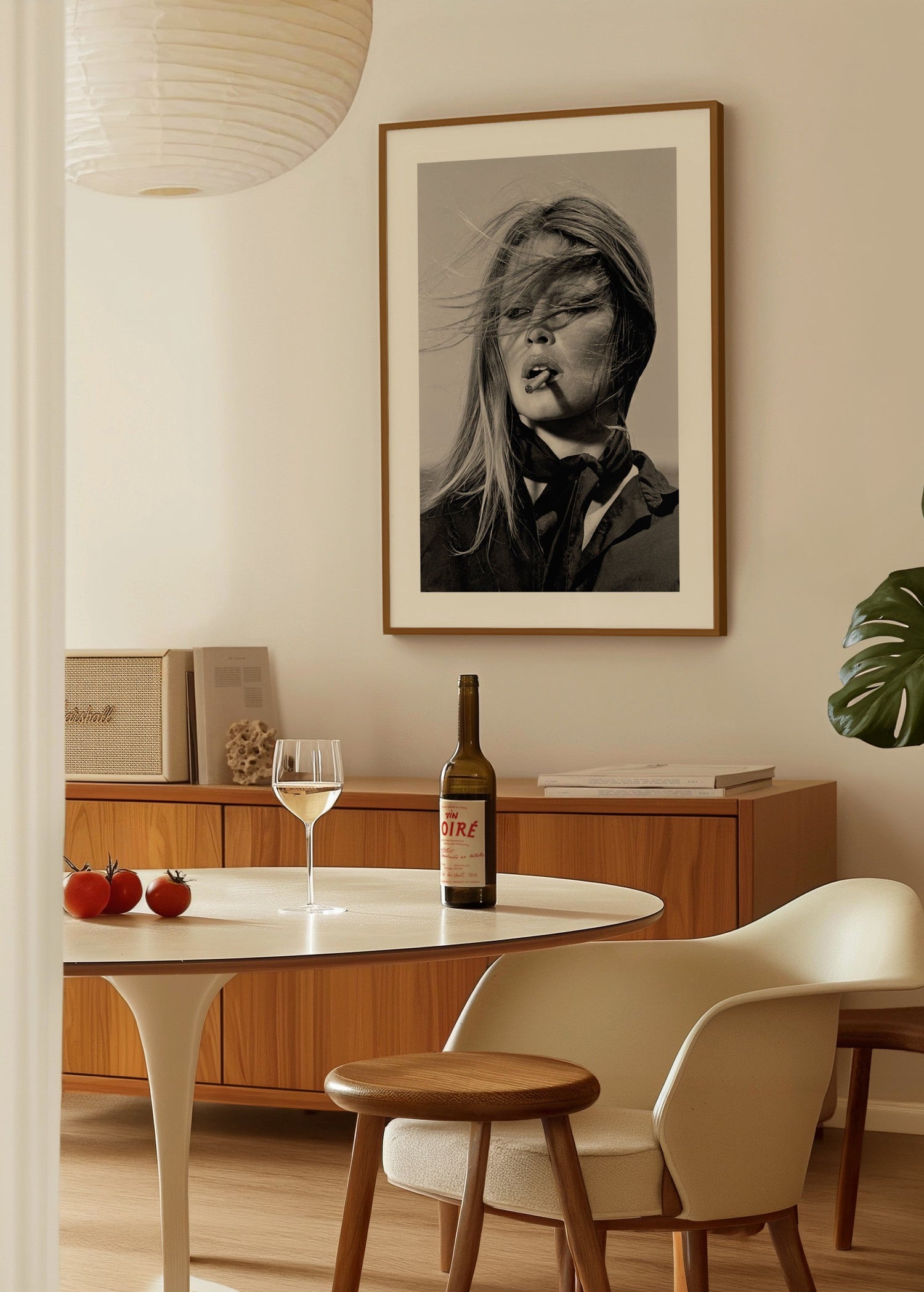 İkonik Anlar: Brigitte Bardot Smoking A Cigarette poster baskı mockup 1