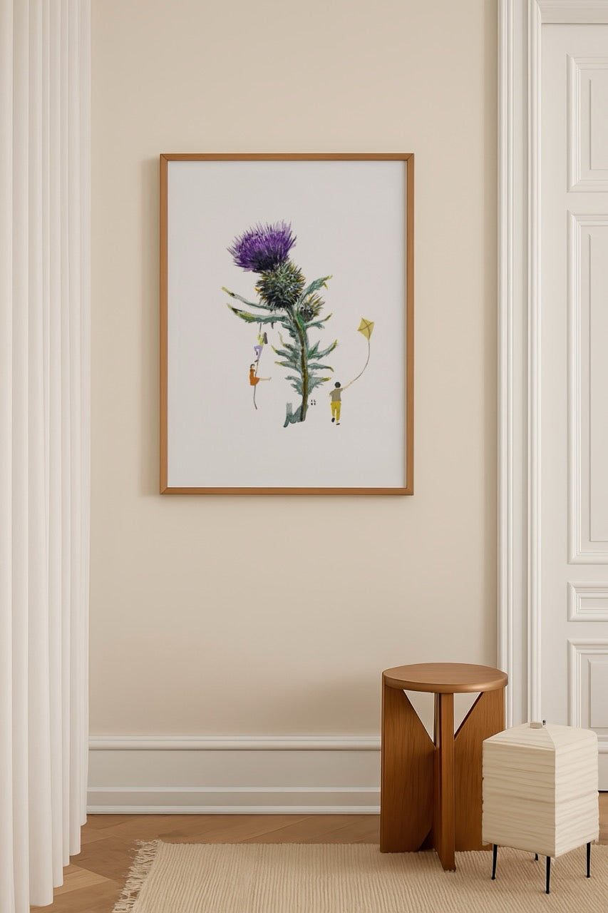 İlke Arseven’in “Deve Dikeni” adlı, mor çiçekli diken üzerinde tırmanan figürlü modern suluboya illüstrasyon posteri.